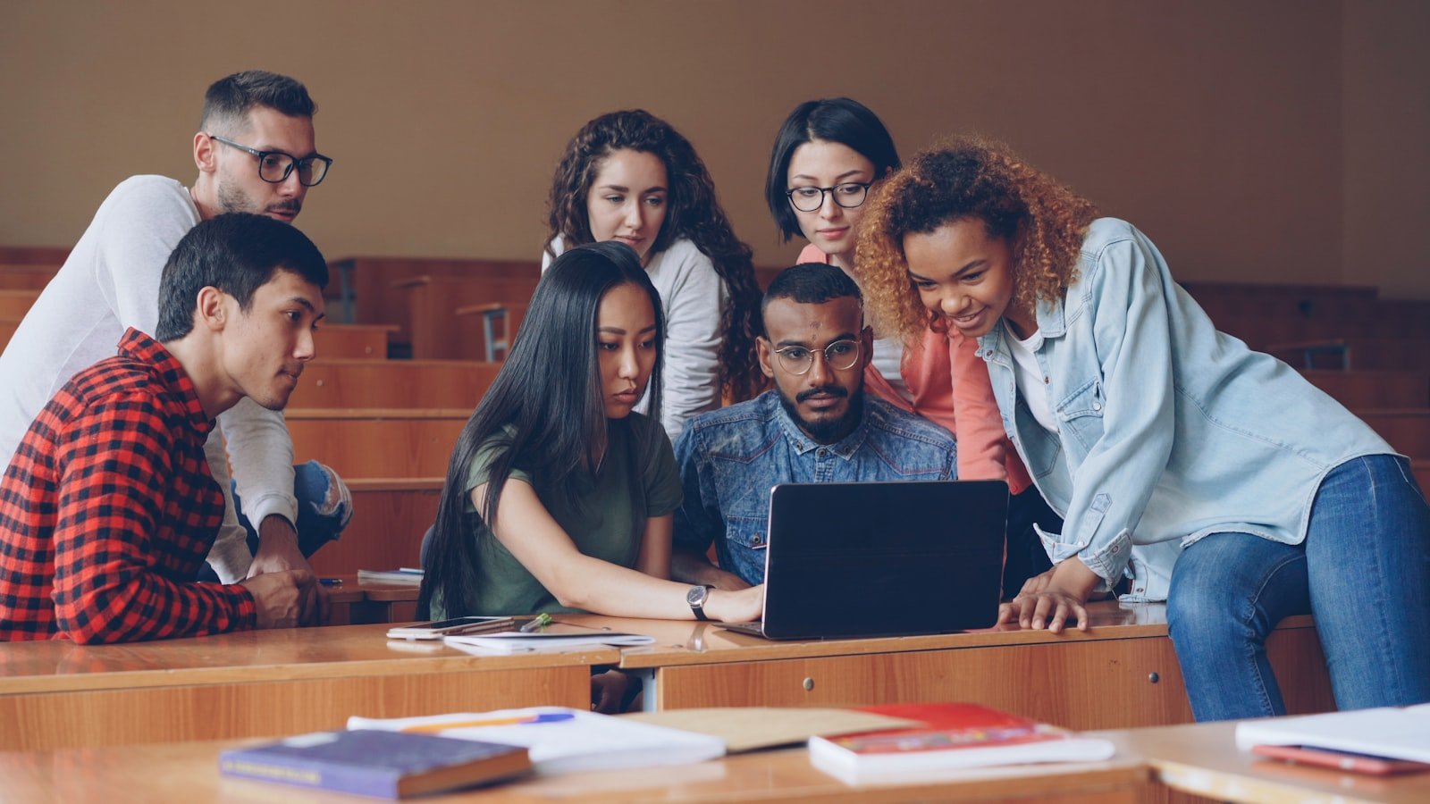 Groupe d'apprenants collaborant autour d'un ordinateur portable